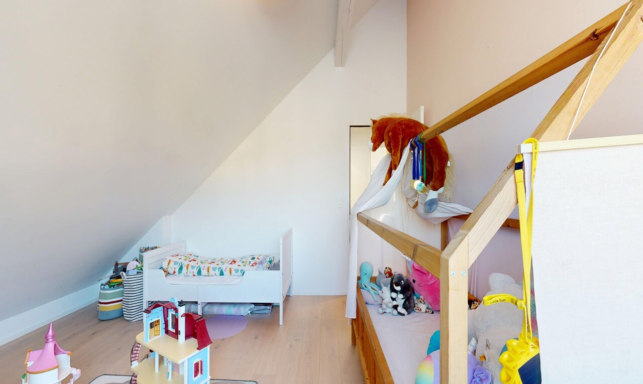 zimmer / schlafzimmer mit gipskartonwand, drywall, inside property, holzfußboden, und wood finish floor