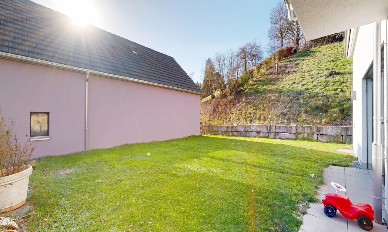 garten mit from property und rasen