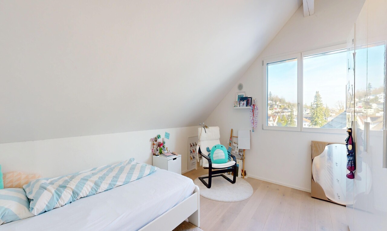 zimmer / schlafzimmer mit zusätzliches zimmer, dachschräge, vaulted ceiling, inside property, und holzfußboden