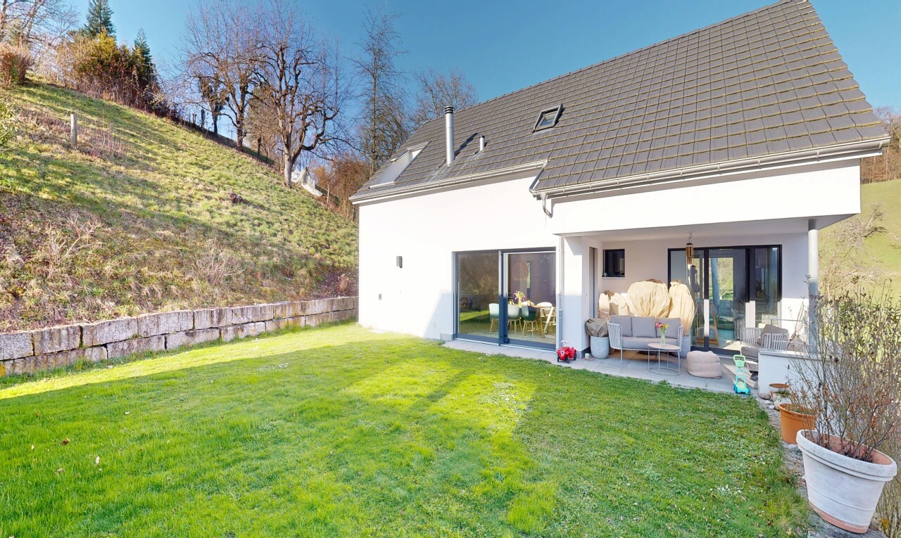 außenansicht mit rasen, stuckverkleidung, from property, terrasse, und day time