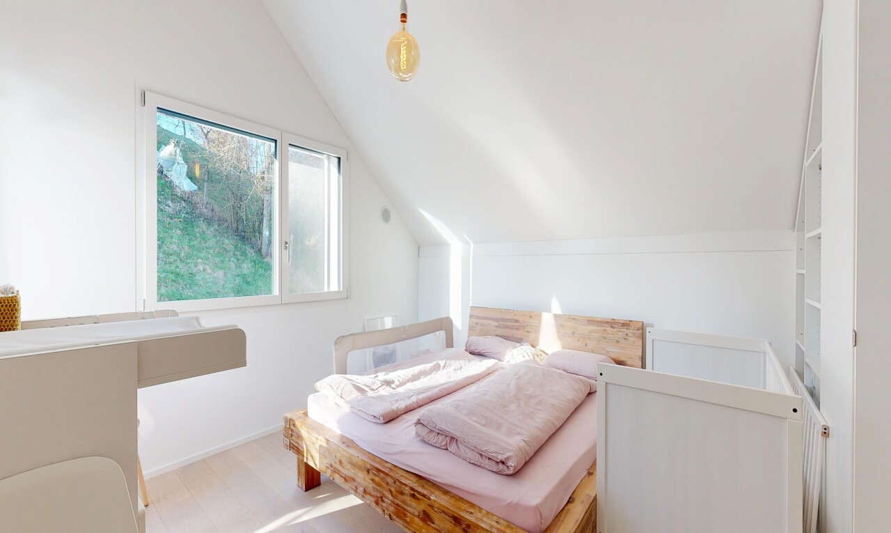 zimmer / schlafzimmer mit dachschräge, vaulted ceiling, inside property, natürliches licht, und natural light