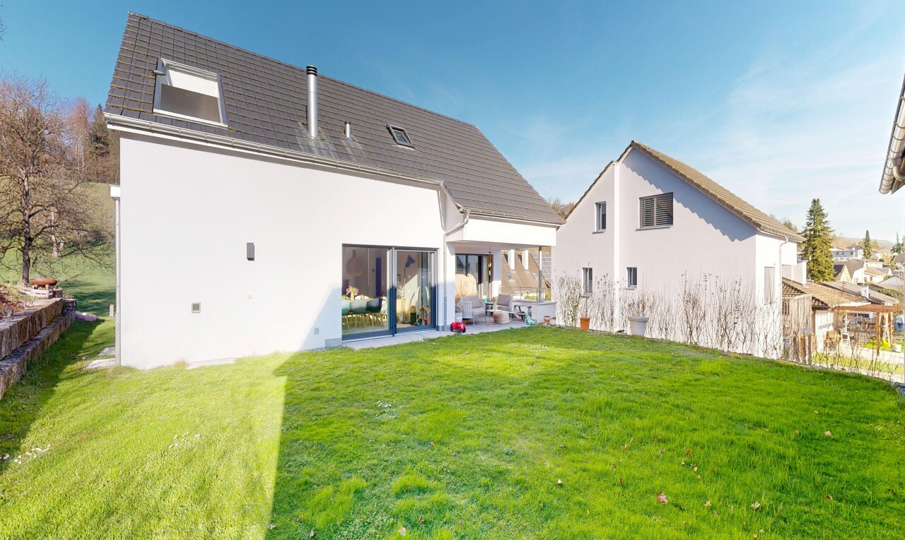 außenansicht mit property visible, rasen, stuckverkleidung, terrasse, und day time