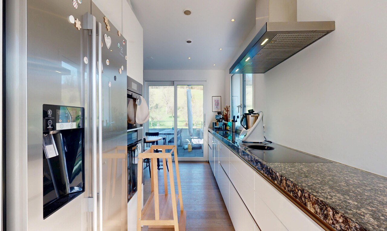 küche mit kühlschrank, dunstabzugshaube, weiße schränke, white cabinets, und dark countertops