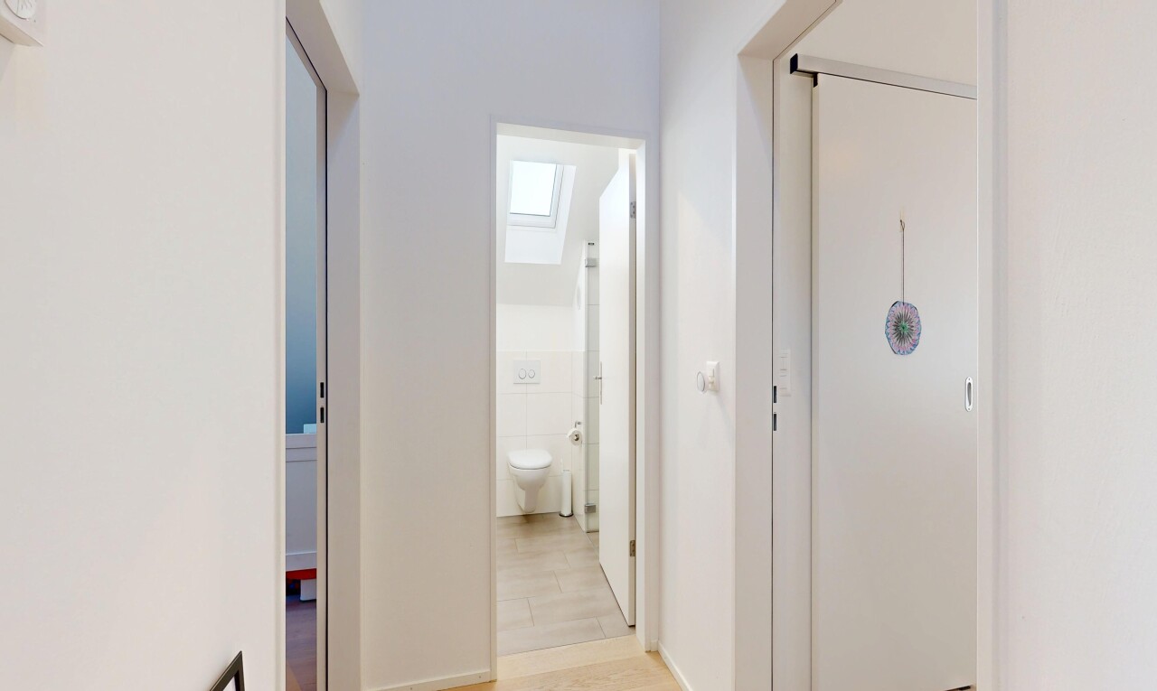 halle / korridor mit drywall, gipskartonwand, light floor, inside property, und wood finish floor