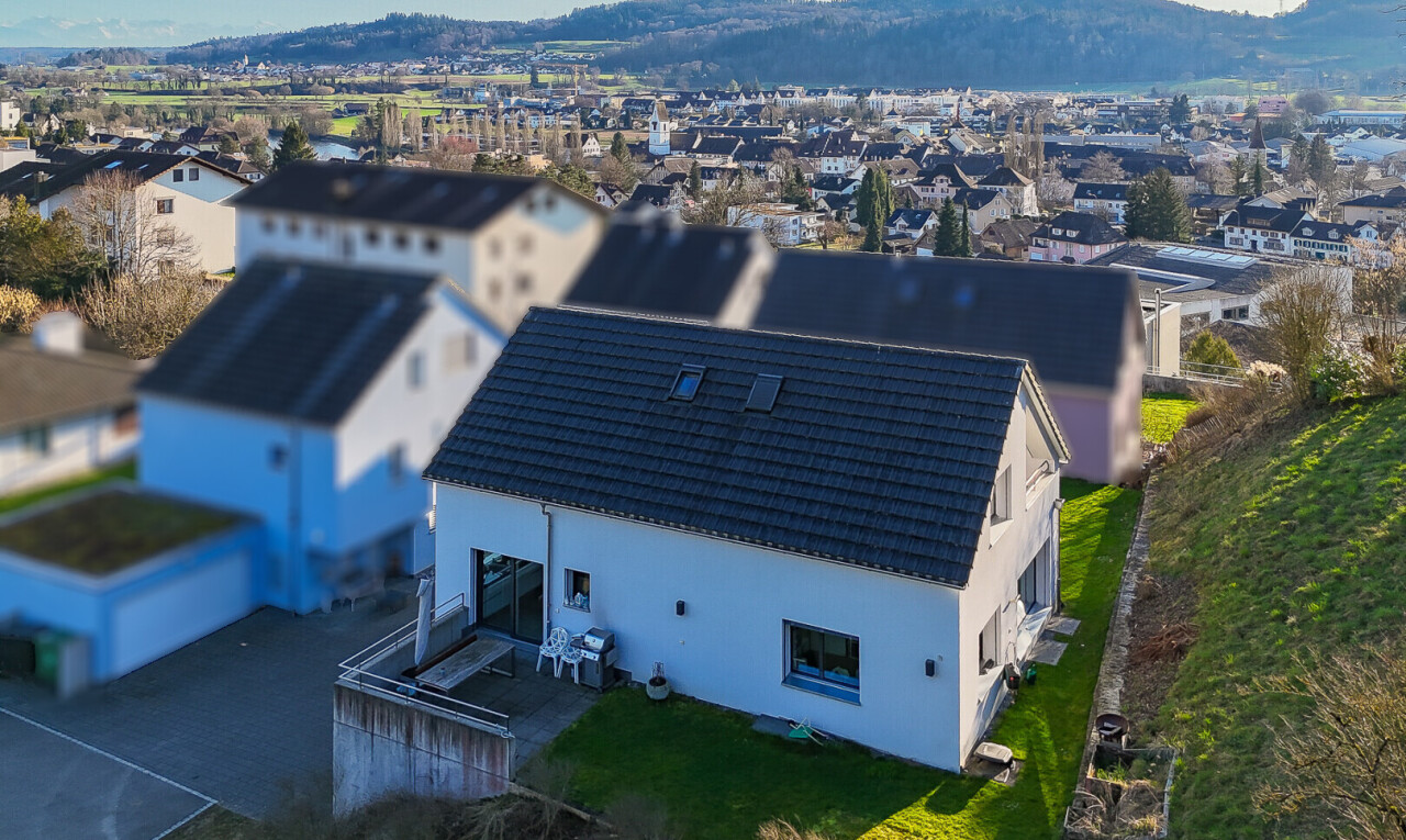 außenansicht mit drone view, wohngebietblick, residential view, terrasse, und blick auf die berge