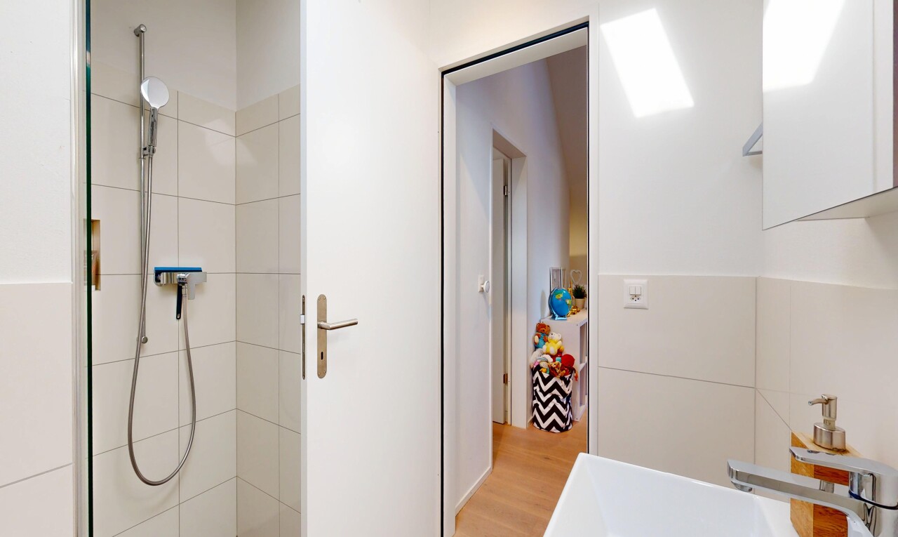 bad mit dusche, inside property, light floor, komplettes badezimmer, und holzfußboden