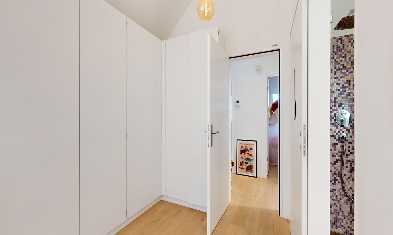 halle / korridor mit wood finish floor, holzfußboden, inside property, und light floor