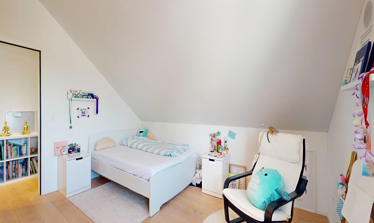 zimmer / schlafzimmer mit zusätzliches zimmer, vaulted ceiling, dachschräge, inside property, und drywall