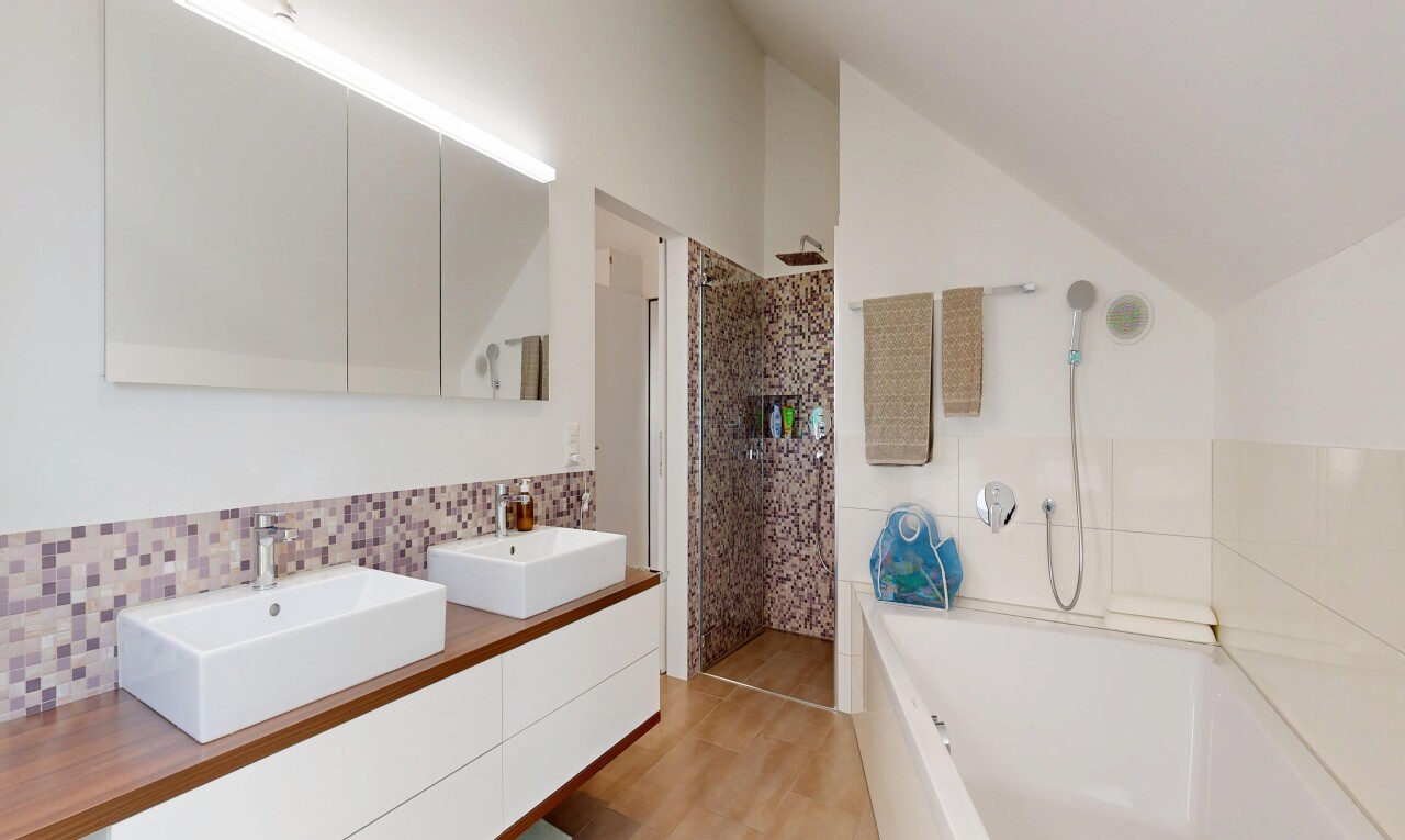 bad mit dusche, vaulted ceiling, dachschräge, spiegel, und bad