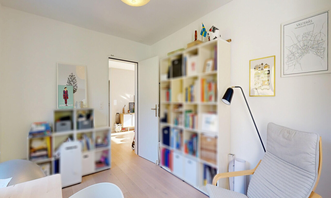 wohnzimmer mit inside property, holzfußboden, wood finish floor, gipskartonwand, und drywall