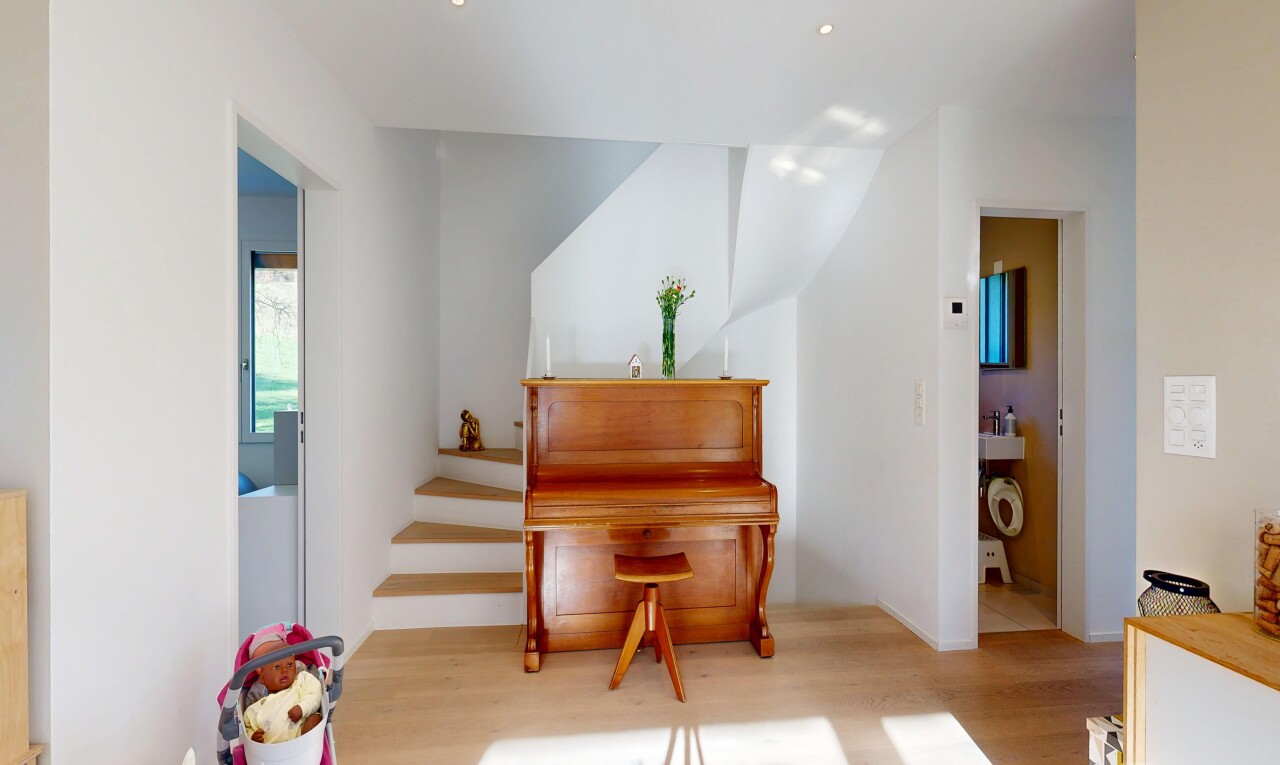 zimmer / schlafzimmer mit holzfußboden, wood finish floor, gipskartonwand, drywall, und inside property
