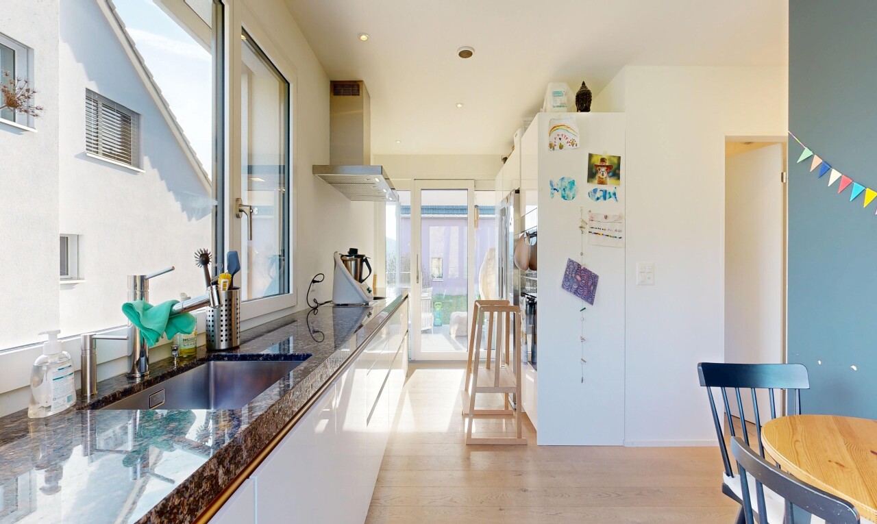 küche mit weiße schränke, white cabinets, dunstabzugshaube, waschbecken, und inside property