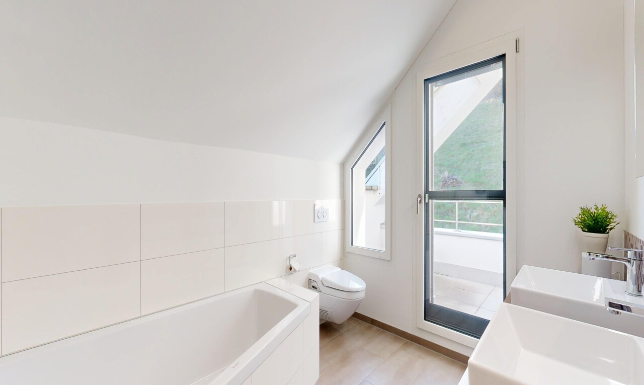 bad mit komplettes badezimmer, dachschräge, vaulted ceiling, natürliches licht, und natural light