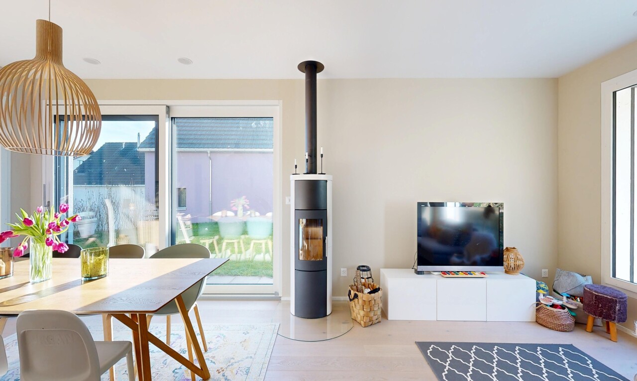 wohn- / esszimmer mit inside property, fernseher, wood finish floor, holzfußboden, und light floor