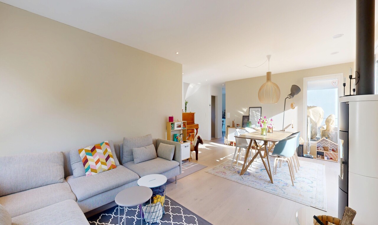 wohn- / esszimmer mit inside property, holzfußboden, wood finish floor, gipskartonwand, und drywall