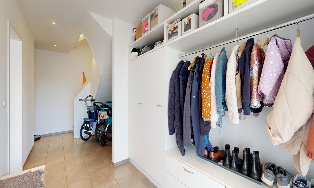 begehbarer kleiderschrank mit tile floor, fliesenboden, und light floor