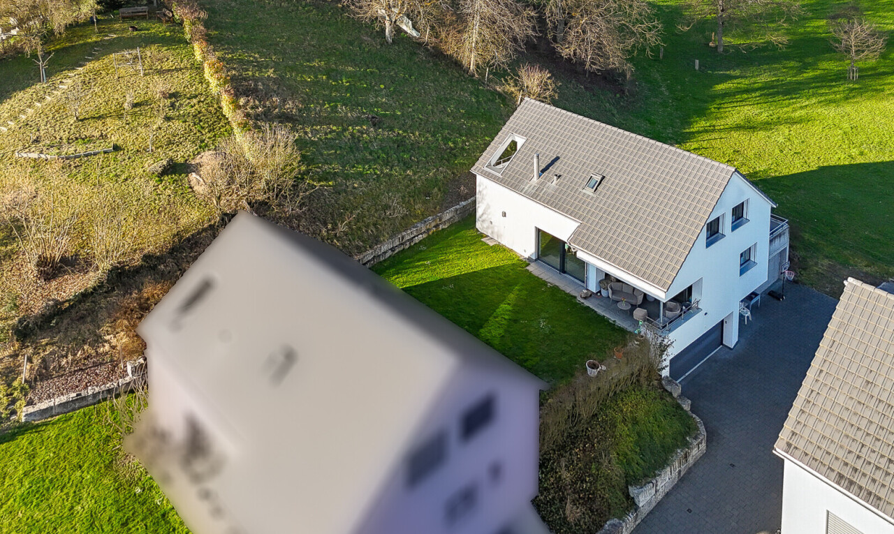 außenansicht mit property visible, rasen, stuckverkleidung, terrasse, und eingebaute garage