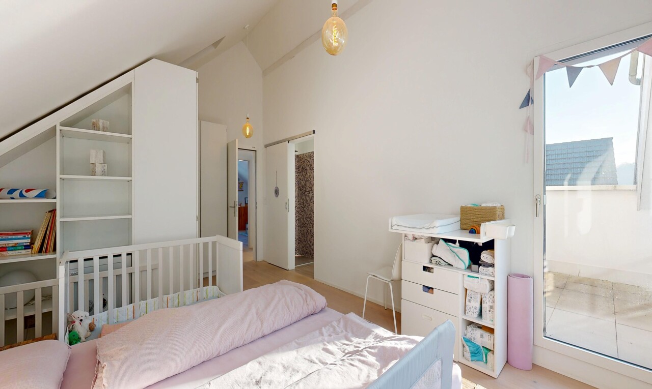 zimmer / schlafzimmer mit dachschräge, vaulted ceiling, gipskartonwand, drywall, und inside property