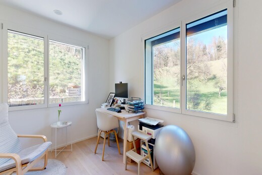 bureau avec inside property, drywall, cloison sèche, espace bureau, et wood finish floor