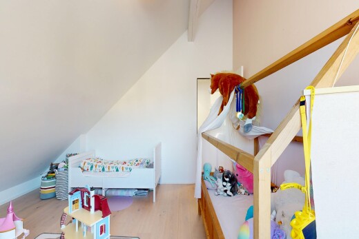 chambre avec cloison sèche, drywall, inside property, sol en finition bois, et wood finish floor