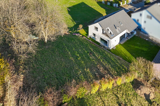 façade avec property visible, pelouse, et terrasse