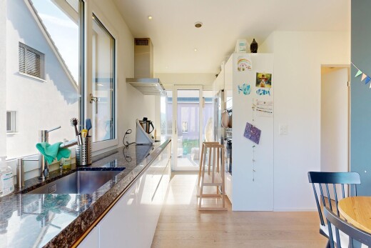 cuisine avec armoires blanches, white cabinets, hotte, évier, et inside property