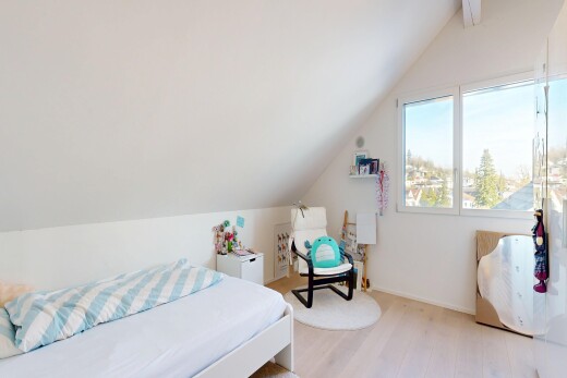 chambre avec pièce supplémentaire, plafond voûté, vaulted ceiling, inside property, et sol en finition bois