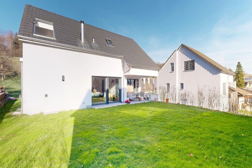 façade avec property visible, pelouse, bardage en stuc, terrasse, et day time