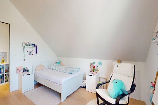chambre avec pièce supplémentaire, vaulted ceiling, plafond voûté, inside property, et drywall