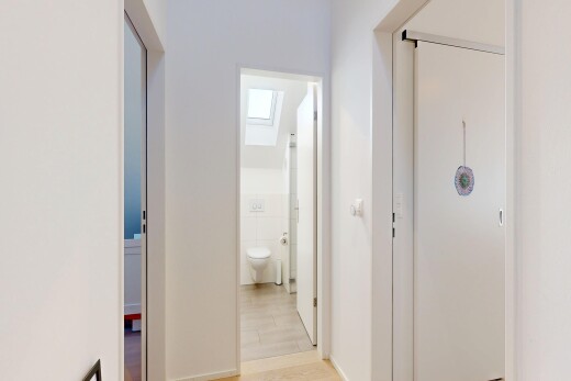 couloir avec drywall, cloison sèche, light floor, inside property, et wood finish floor