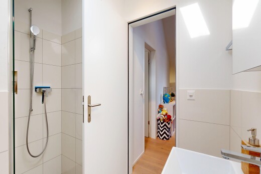 salle de bains avec douche, inside property, light floor, salle de bain complète, et sol en finition bois