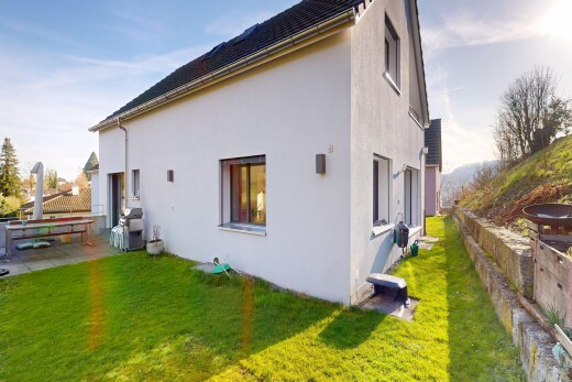 façade avec clôture, pelouse, from property, bardage en stuc, et day time