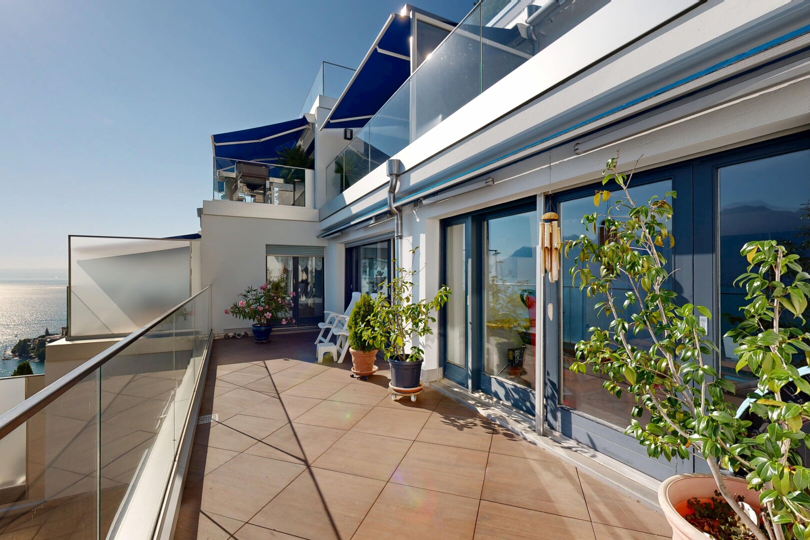 terrasse avec auvent, property visible, from property, et balcon