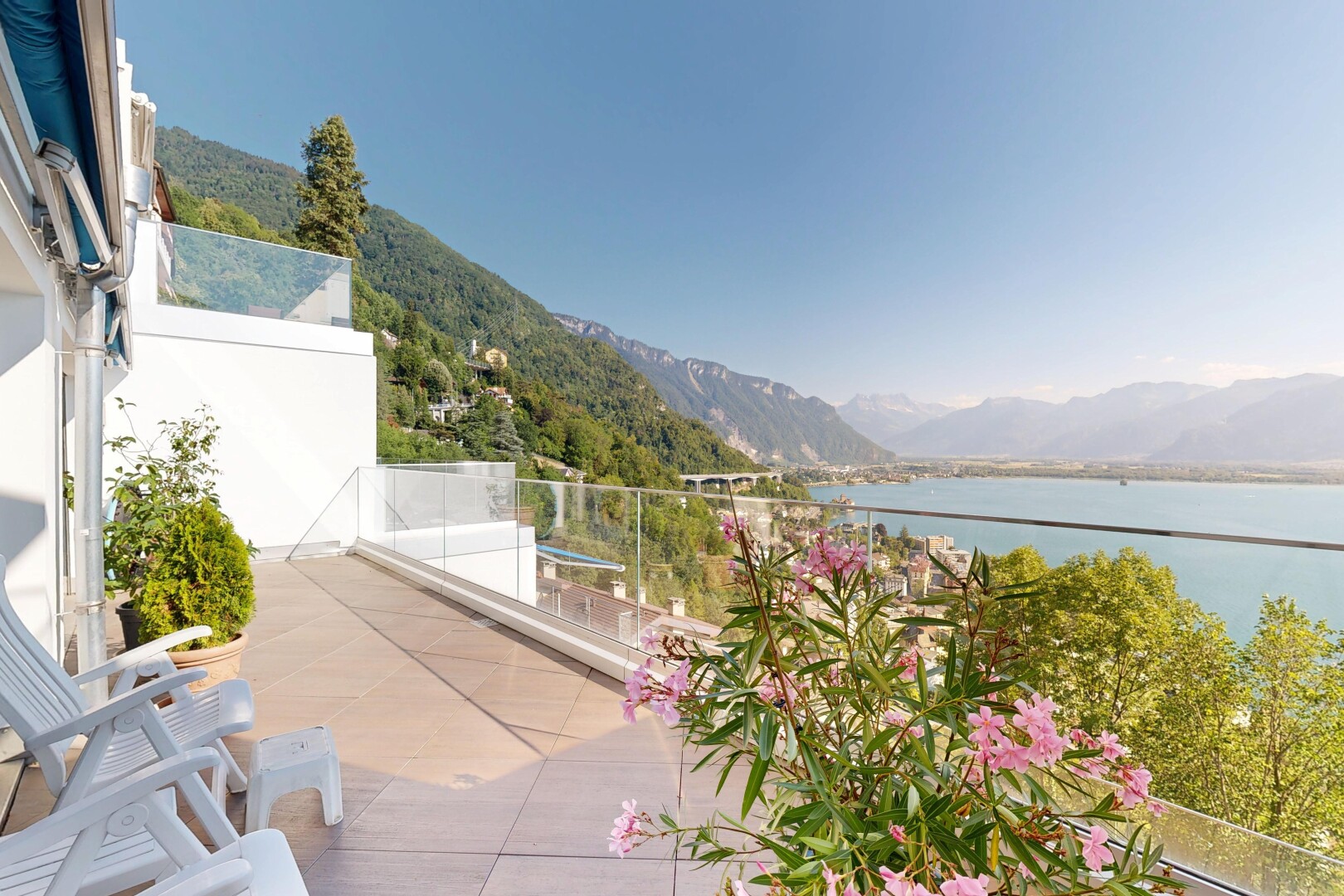 terrasse avec view focus, water view, vue sur l'eau, day time, et mountain view