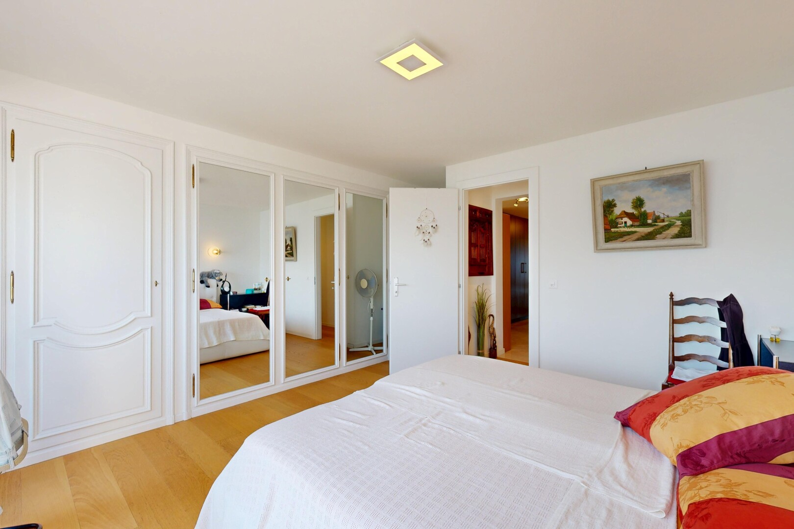 chambre avec drywall, cloison sèche, placard, inside property, et light floor