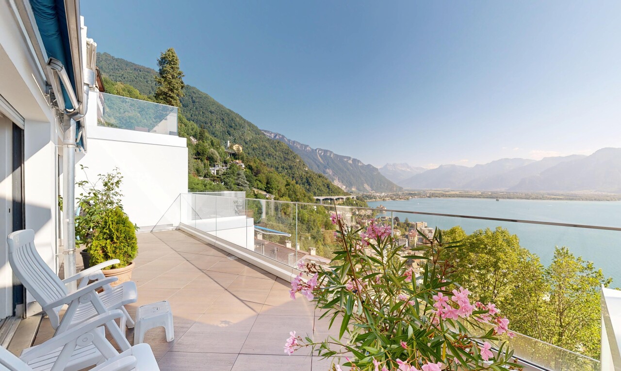 terrasse avec view focus, water view, vue sur l'eau, day time, et mountain view