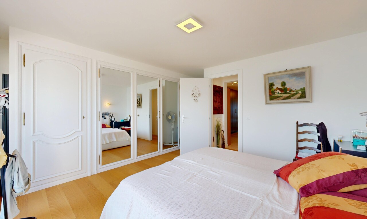 chambre avec drywall, cloison sèche, placard, inside property, et light floor