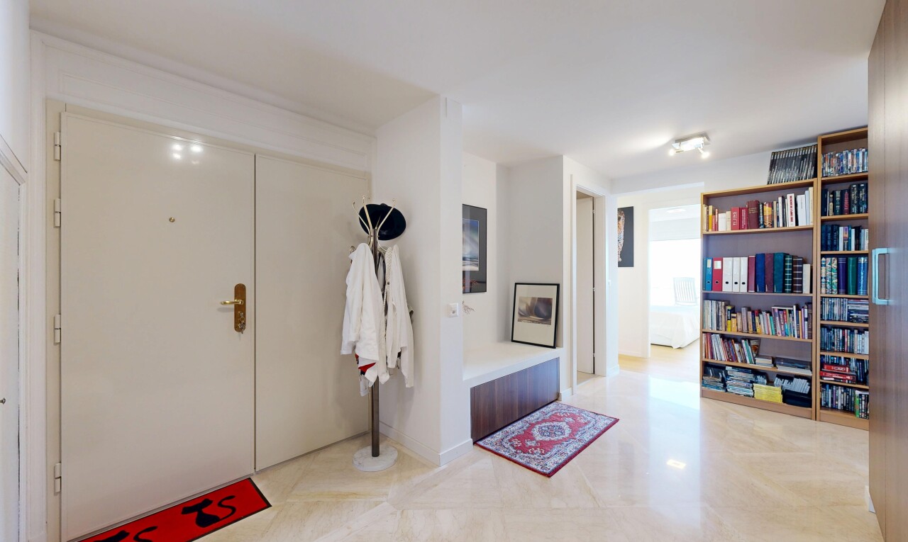couloir avec drywall, cloison sèche, inside property, et light floor