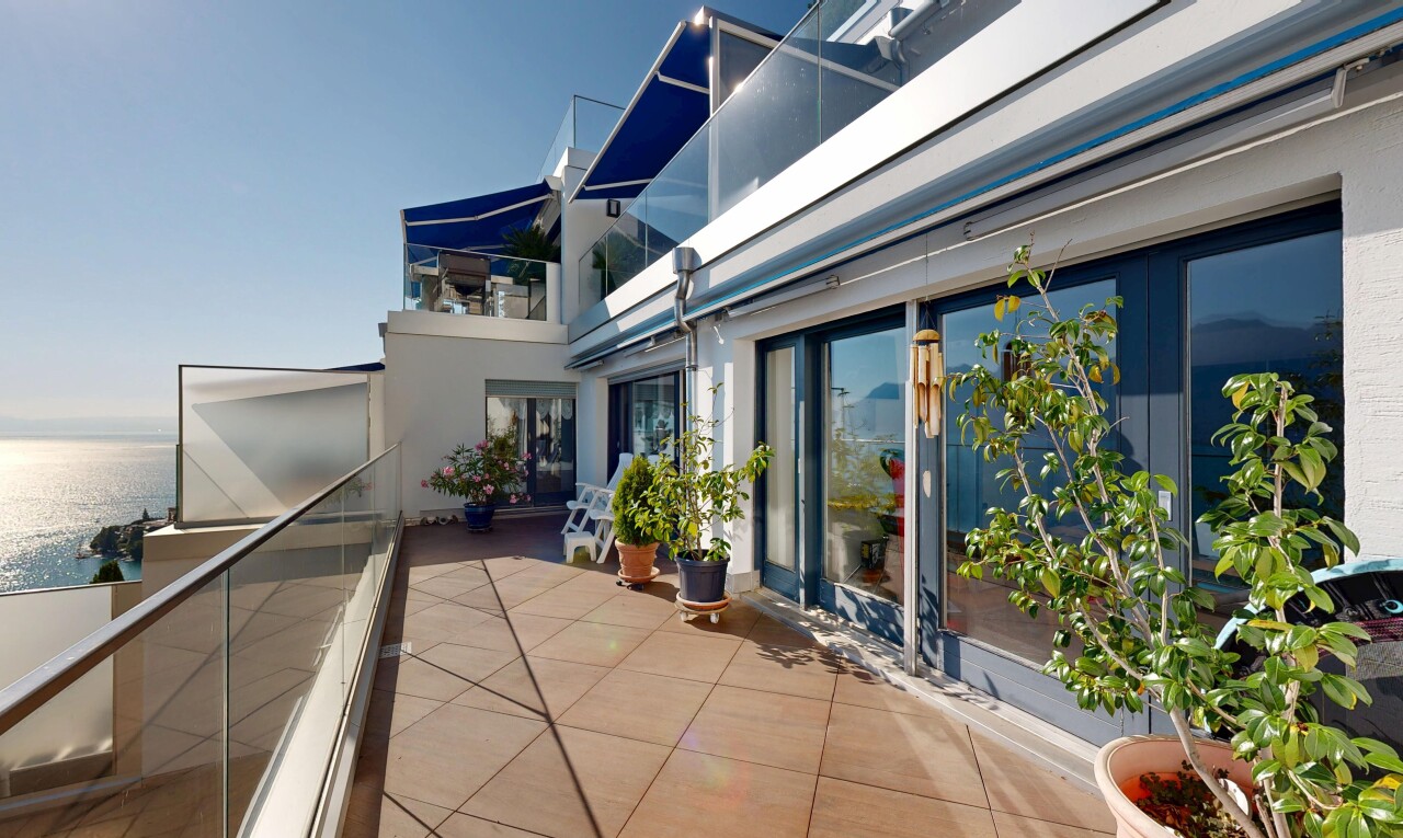 terrasse avec auvent, property visible, from property, et balcon
