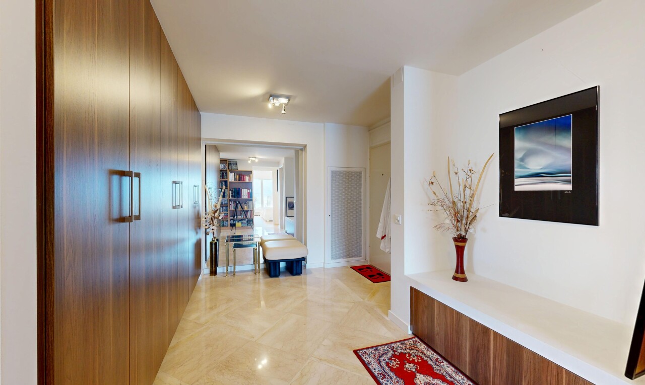 couloir avec drywall, cloison sèche, inside property, et light floor