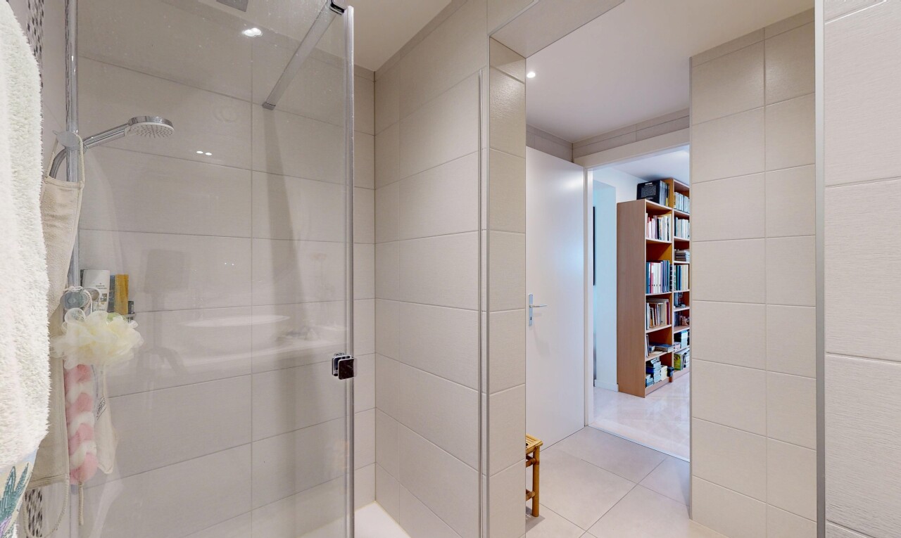 salle de bains avec douche, tile wall, mur en carrelage, salle de bain complète, et tile floor