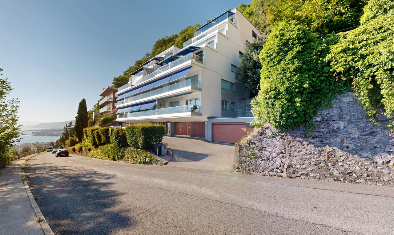 extérieur du bâtiment avec garage intégré, allée, vue sur le complexe d'appartements, apartment complex view, et day time