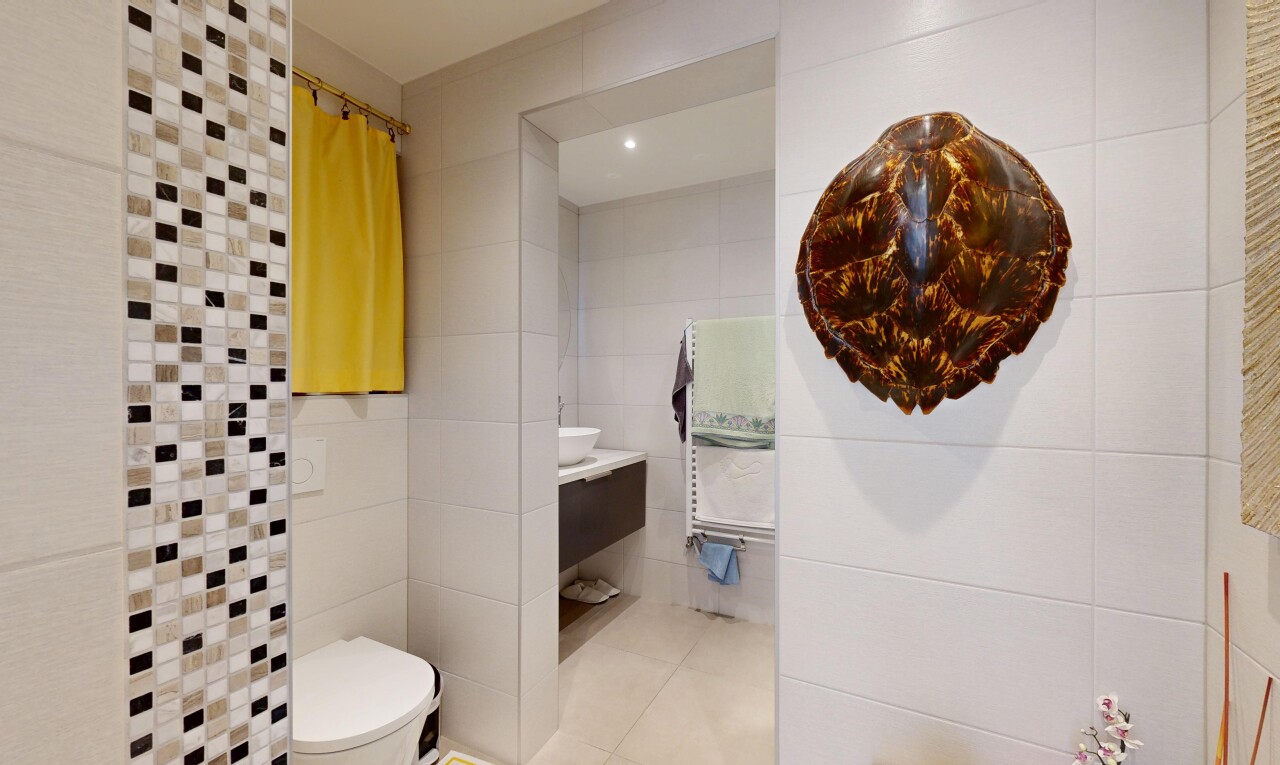 salle de bains avec tile wall, mur en carrelage, lavabo (ou coiffeuse selon le contexte), salle de bain complète, et inside property