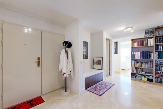 couloir avec drywall, cloison sèche, inside property, et light floor