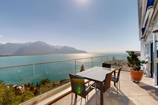 terrasse avec vue sur l'eau, water view, view focus, coin repas extérieur, et from property