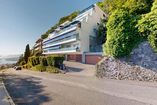extérieur du bâtiment avec garage intégré, allée, vue sur le complexe d'appartements, apartment complex view, et day time