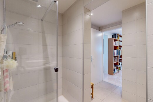 salle de bains avec douche, tile wall, mur en carrelage, salle de bain complète, et tile floor