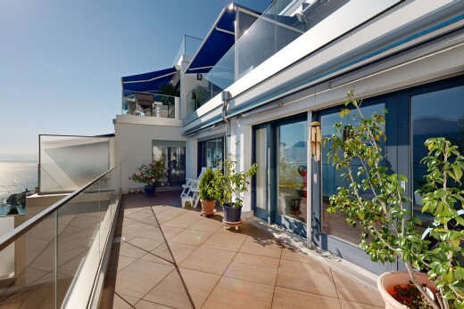terrasse avec auvent, property visible, from property, et balcon