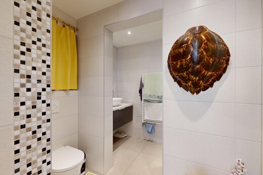 salle de bains avec tile wall, mur en carrelage, lavabo (ou coiffeuse selon le contexte), salle de bain complète, et inside property