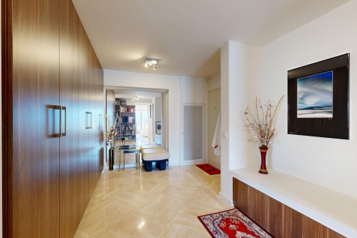 couloir avec drywall, cloison sèche, inside property, et light floor